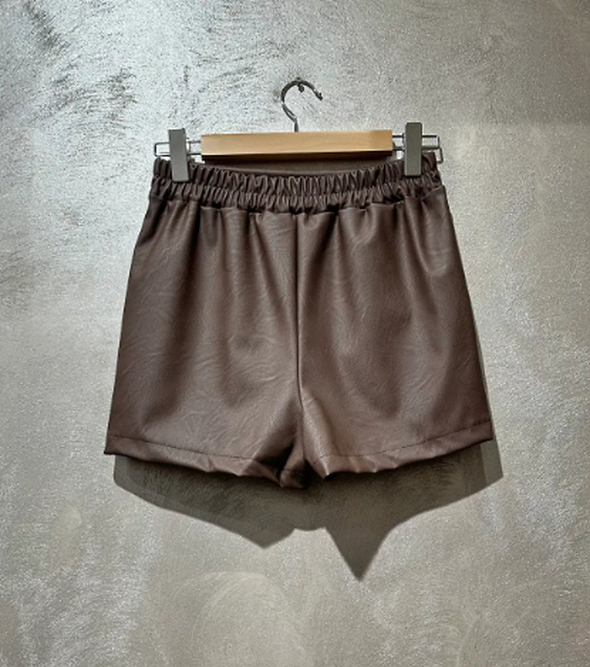 Shortskjol i konstläder – Choklad