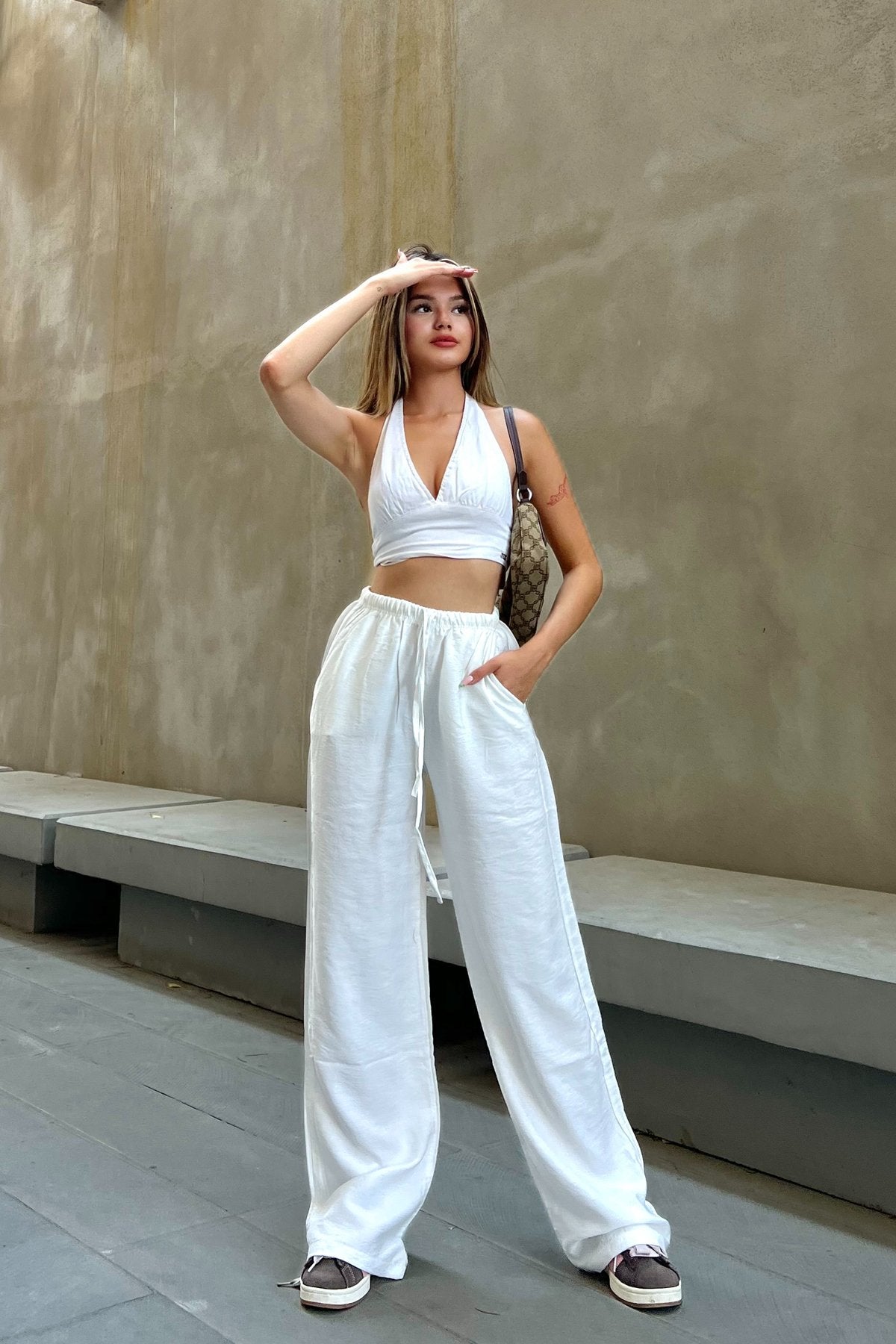 Lösskurna tunna byxor