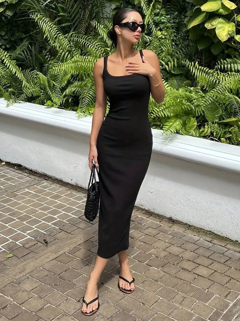 Svart ribbad midiklänning med slits baktill