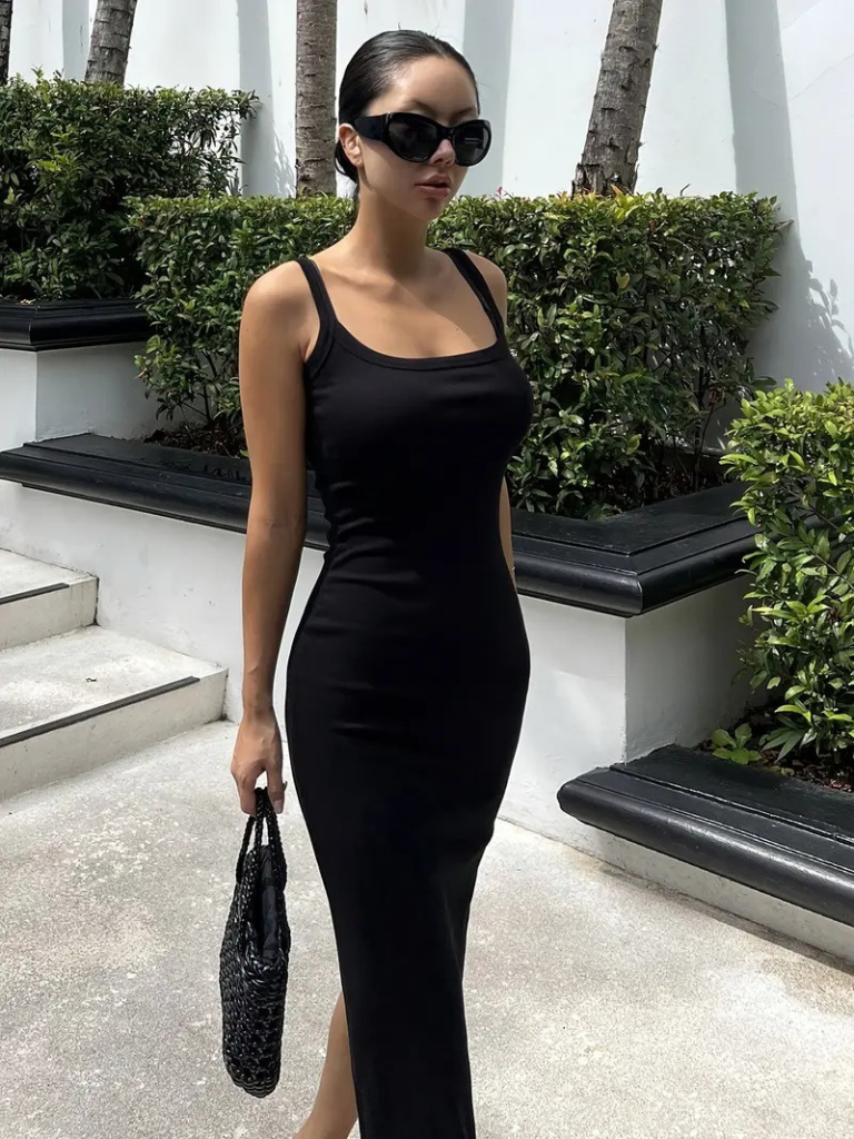 Svart ribbad midiklänning med slits baktill