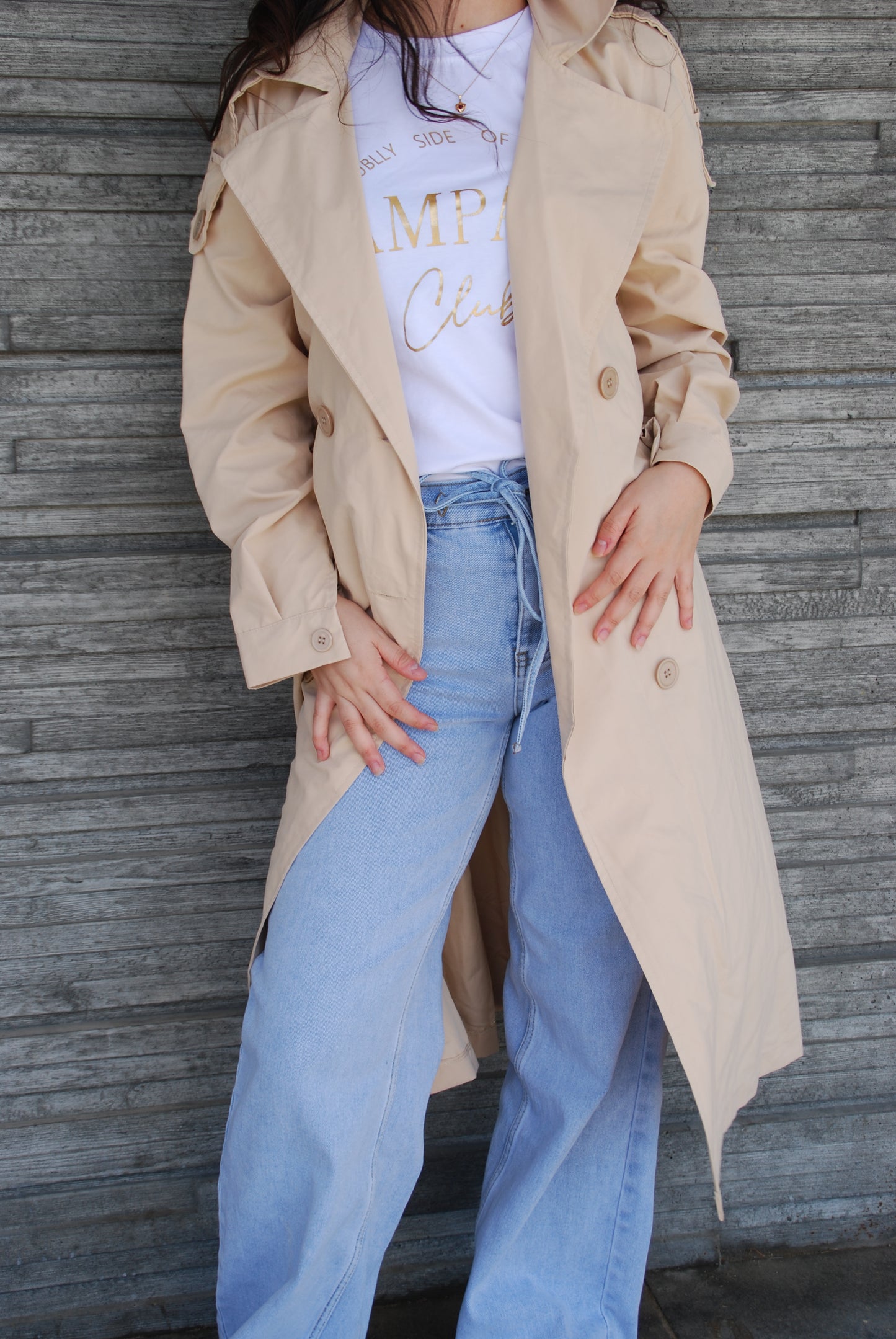 Beige trenchjacka med knappar