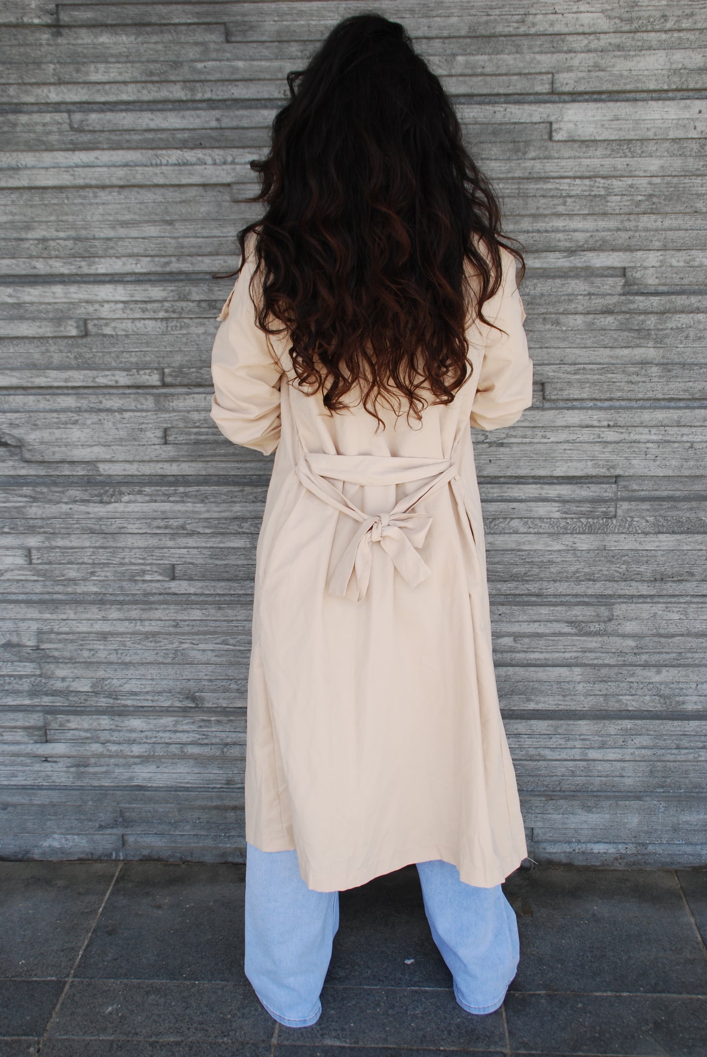 Beige trenchjacka med knappar
