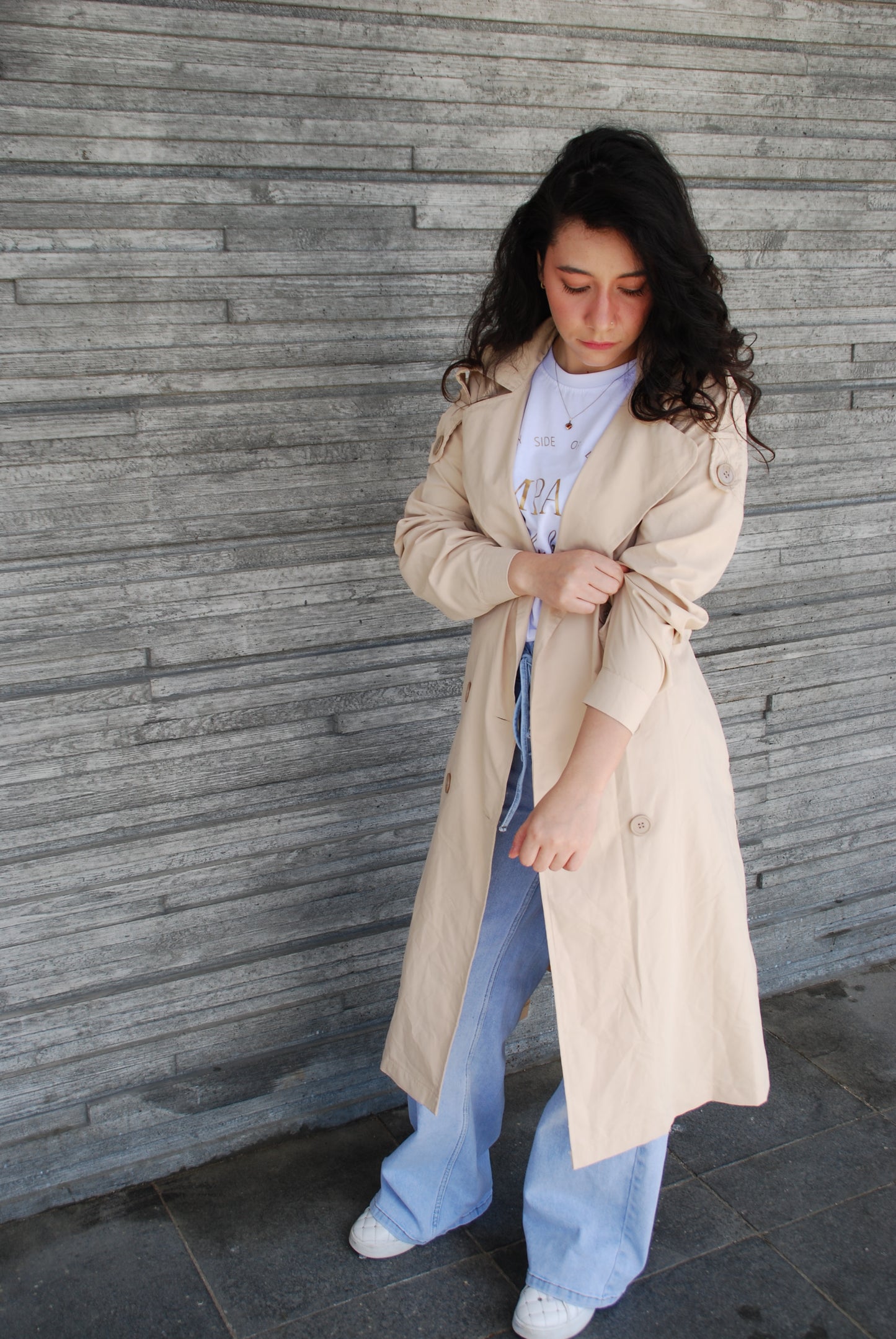 Beige trenchjacka med knappar