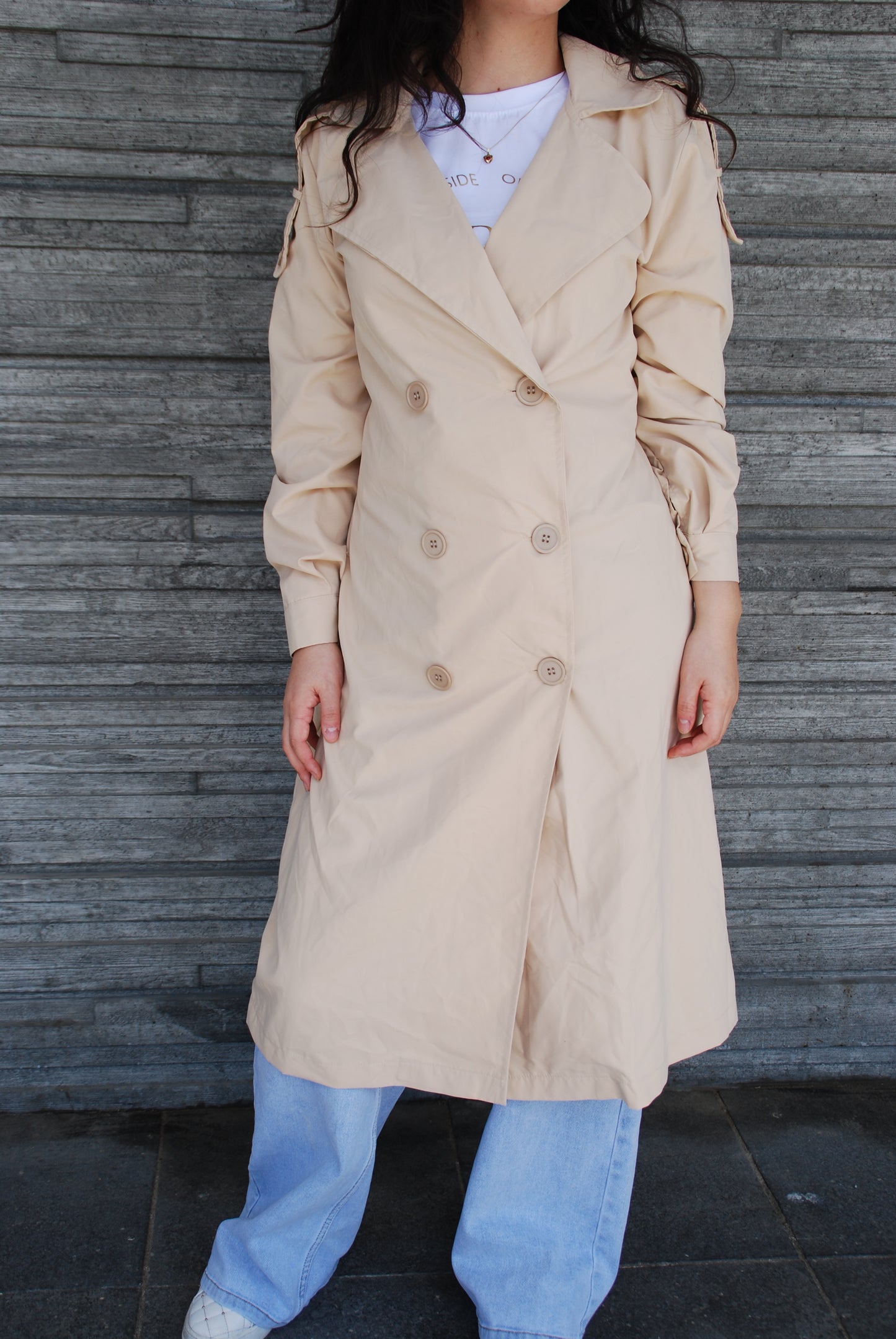 Beige trenchjacka med knappar