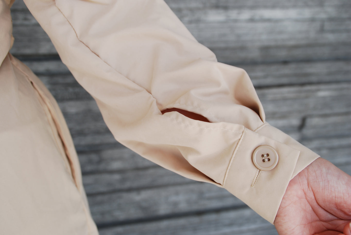 Beige trenchjacka med knappar