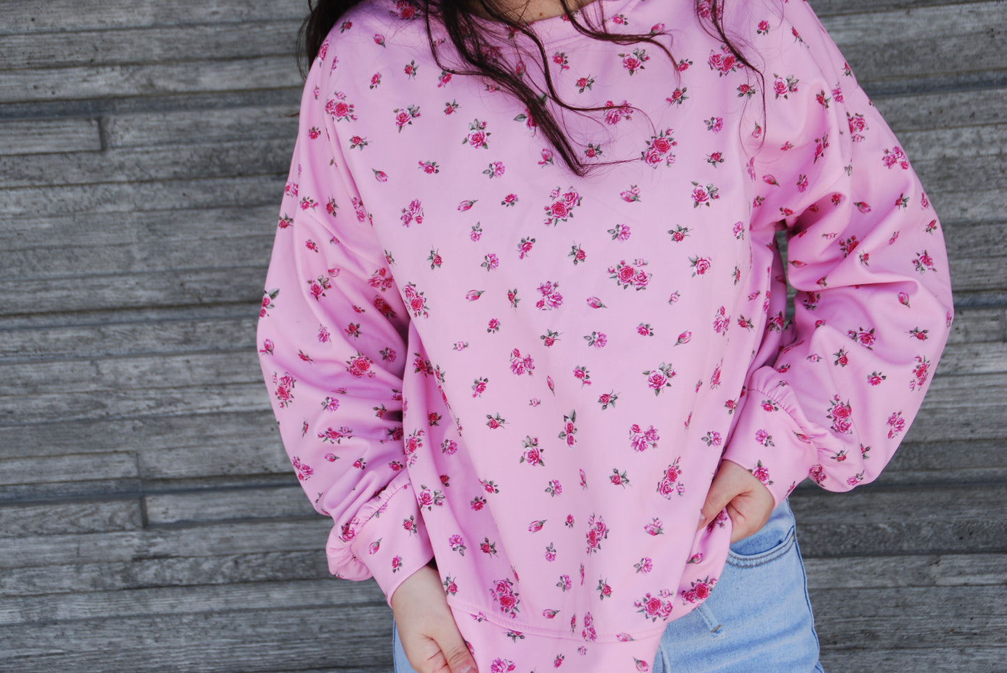 Rosa sweatshirt med blommigt mönster