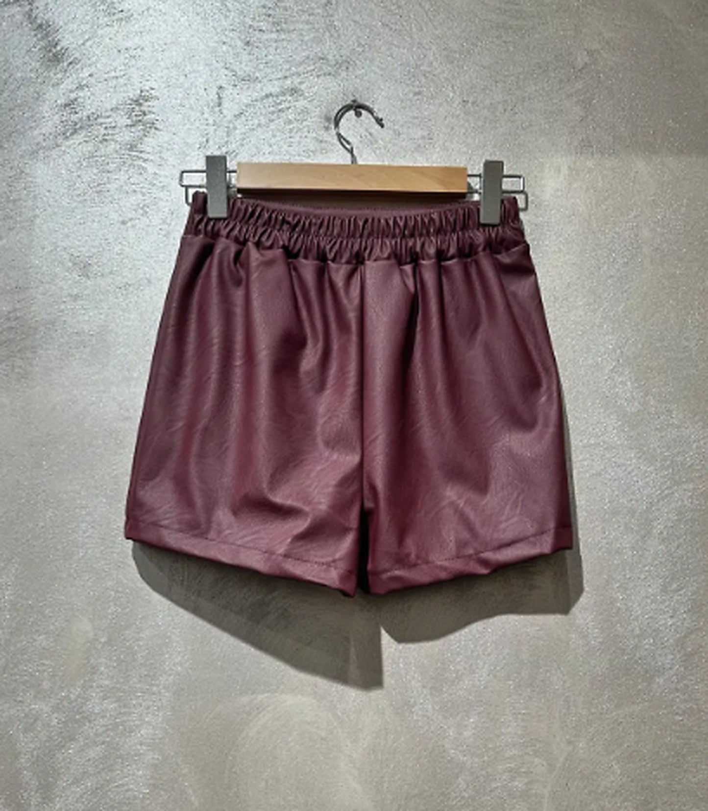 Shortskjol i konstläder – Bordeaux