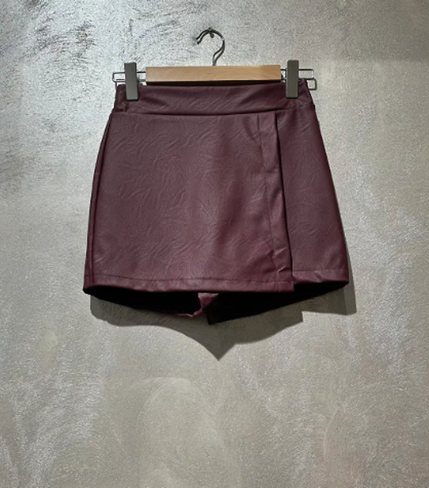 Shortskjol i konstläder – Bordeaux