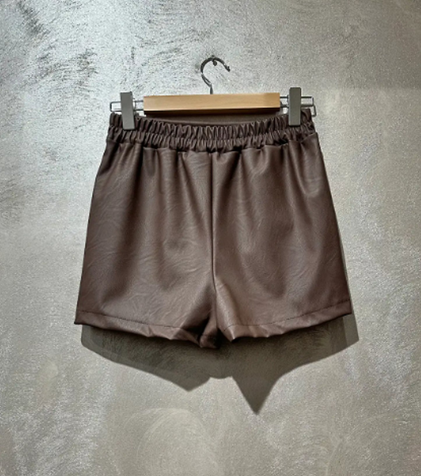 Shortskjol i konstläder – Choklad